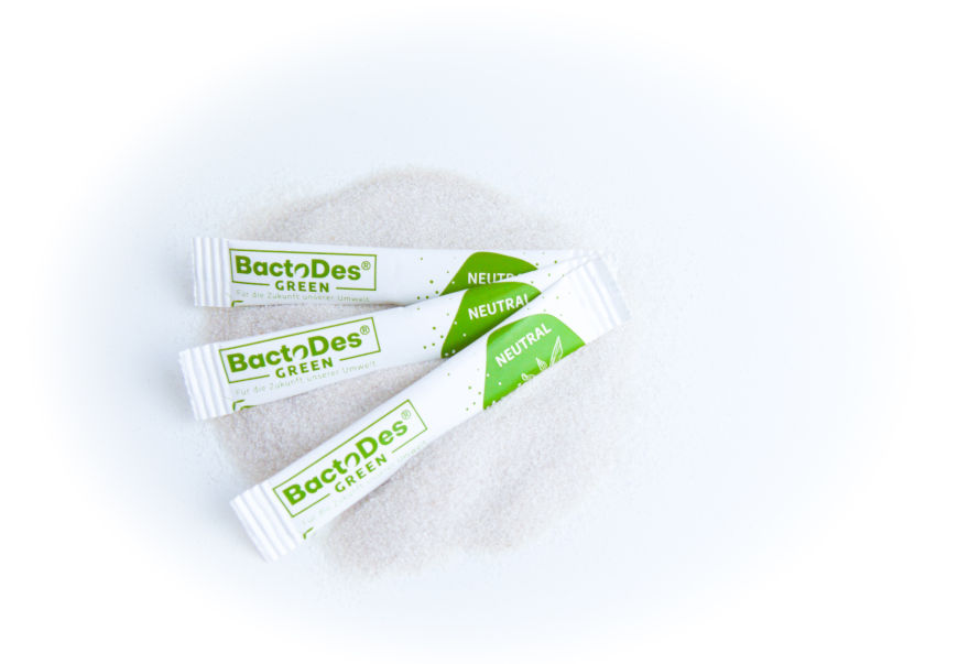 Drei BactoDes NeutralSticks liegen auf einer Menge BactoDes Granulat BactoDes Green NeutralStick auf dem Granulat